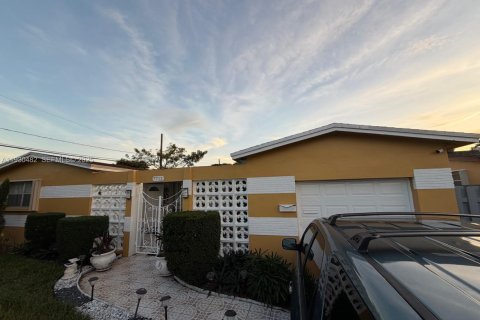 Villa ou maison à vendre à Miramar, Floride: 5 chambres, 163.04 m2 № 1990424 - photo 1