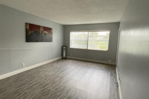 Купить кондоминиум в Лодердейл-Лейкс, Флорида 1 спальня, 63.55м2, № 2013044 - фото 1