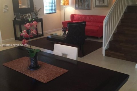 Adosado en alquiler en Homestead, Florida, 3 dormitorios № 2026729 - foto 2