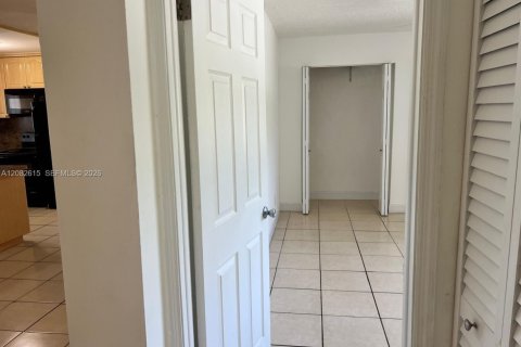 Apartment in Pembroke Pines, Florida 1 bedroom, 64.01 sq.m. № 2365410 - photo 17