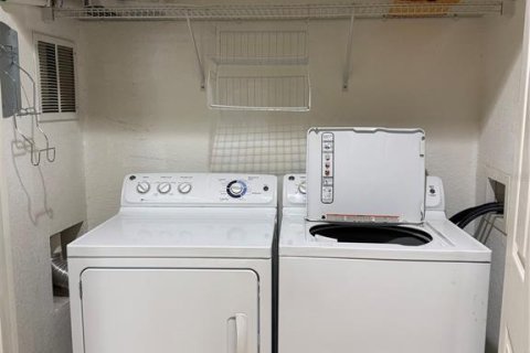 Condominio en alquiler en Orlando, Florida, 2 dormitorios, 103.31 m2 № 2275590 - foto 3