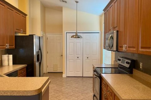 House in Zephyrhills, Florida 3 bedrooms, 151.62 sq.m. № 1884608 - photo 9