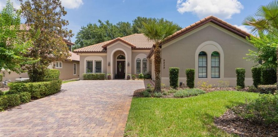 House in Howey-in-the-Hills, Florida 4 bedrooms, 179.49 sq.m. № 2198567