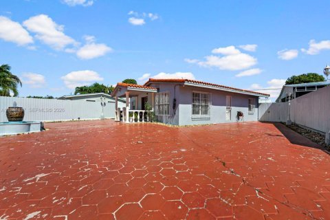 House in Hialeah, Florida 5 bedrooms, 141.49 sq.m. № 2062293 - photo 6