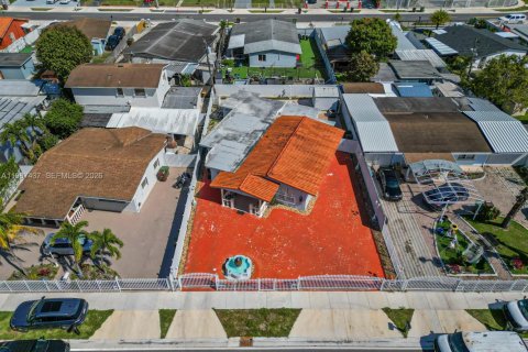 House in Hialeah, Florida 5 bedrooms, 141.49 sq.m. № 2062293 - photo 3