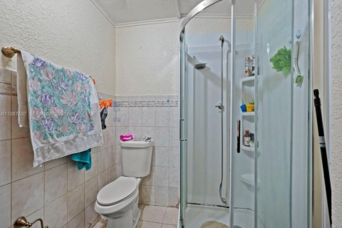 House in Hialeah, Florida 5 bedrooms, 141.49 sq.m. № 2062293 - photo 30