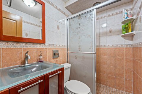 House in Hialeah, Florida 5 bedrooms, 141.49 sq.m. № 2062293 - photo 25