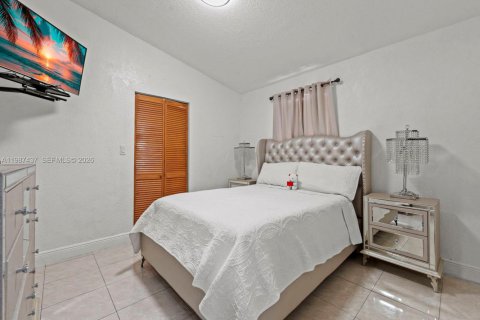 House in Hialeah, Florida 5 bedrooms, 141.49 sq.m. № 2062293 - photo 26