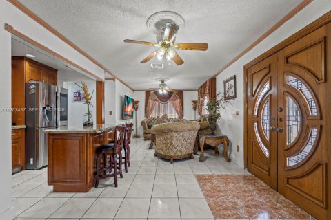 House in Hialeah, Florida 5 bedrooms, 141.49 sq.m. № 2062293 - photo 10