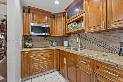 House in Hialeah, Florida 5 bedrooms, 141.49 sq.m. № 2062293 - photo 17