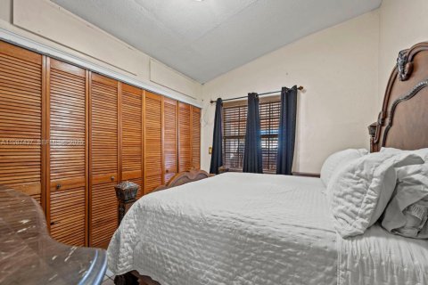 House in Hialeah, Florida 5 bedrooms, 141.49 sq.m. № 2062293 - photo 23