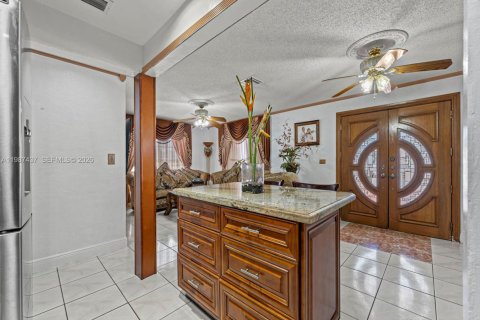 House in Hialeah, Florida 5 bedrooms, 141.49 sq.m. № 2062293 - photo 9
