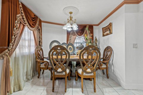 House in Hialeah, Florida 5 bedrooms, 141.49 sq.m. № 2062293 - photo 12