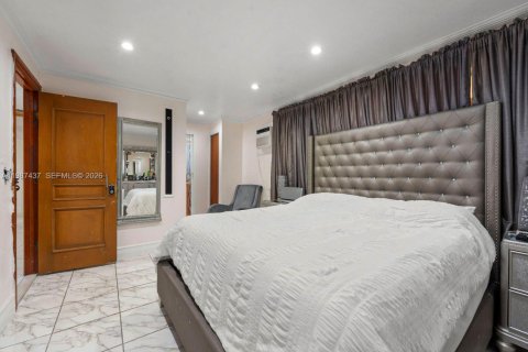 House in Hialeah, Florida 5 bedrooms, 141.49 sq.m. № 2062293 - photo 19