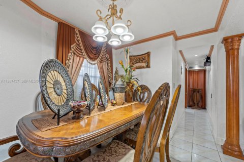 House in Hialeah, Florida 5 bedrooms, 141.49 sq.m. № 2062293 - photo 11