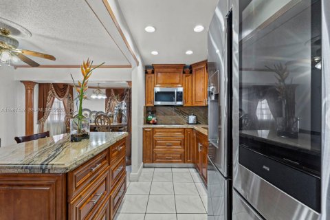 House in Hialeah, Florida 5 bedrooms, 141.49 sq.m. № 2062293 - photo 16