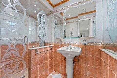 House in Hialeah, Florida 5 bedrooms, 141.49 sq.m. № 2062293 - photo 22