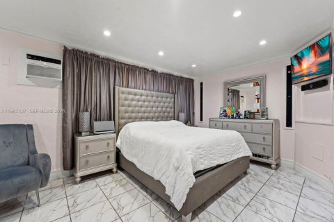 House in Hialeah, Florida 5 bedrooms, 141.49 sq.m. № 2062293 - photo 18