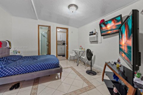 House in Hialeah, Florida 5 bedrooms, 141.49 sq.m. № 2062293 - photo 27