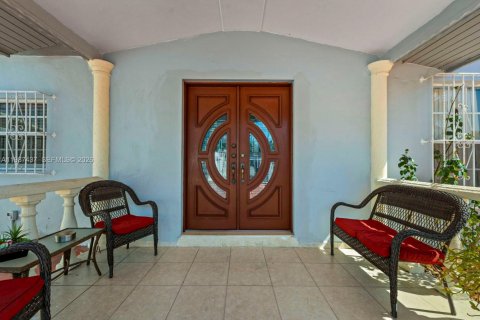 House in Hialeah, Florida 5 bedrooms, 141.49 sq.m. № 2062293 - photo 8