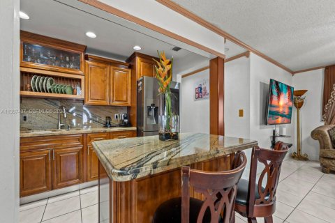 House in Hialeah, Florida 5 bedrooms, 141.49 sq.m. № 2062293 - photo 15