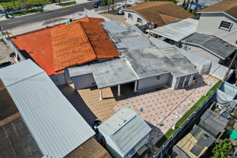 House in Hialeah, Florida 5 bedrooms, 141.49 sq.m. № 2062293 - photo 4