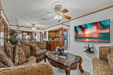 House in Hialeah, Florida 5 bedrooms, 141.49 sq.m. № 2062293 - photo 14