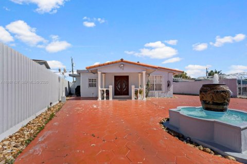 House in Hialeah, Florida 5 bedrooms, 141.49 sq.m. № 2062293 - photo 7