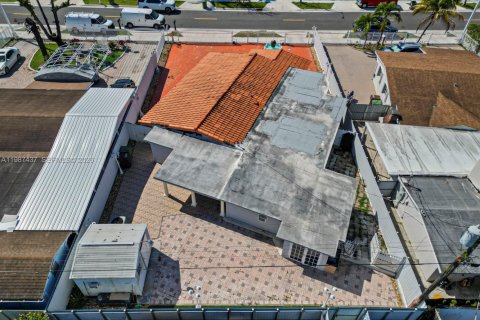 House in Hialeah, Florida 5 bedrooms, 141.49 sq.m. № 2062293 - photo 5