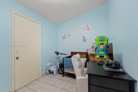 House in Hialeah, Florida 5 bedrooms, 141.49 sq.m. № 2062293 - photo 24