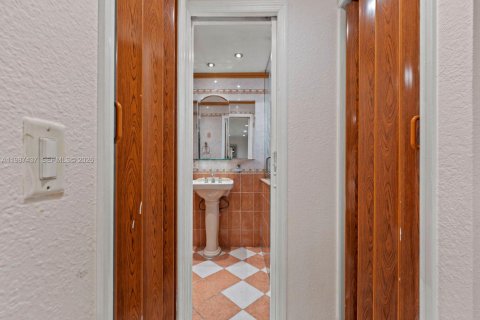 House in Hialeah, Florida 5 bedrooms, 141.49 sq.m. № 2062293 - photo 20