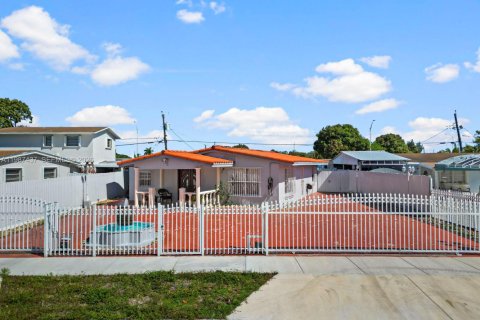 House in Hialeah, Florida 5 bedrooms, 141.49 sq.m. № 2062293 - photo 2