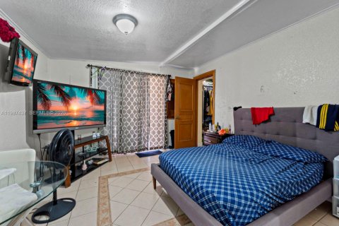 House in Hialeah, Florida 5 bedrooms, 141.49 sq.m. № 2062293 - photo 28