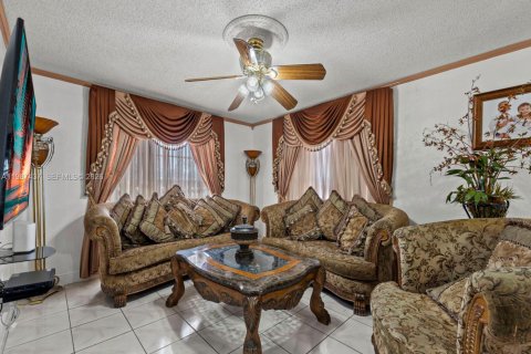 House in Hialeah, Florida 5 bedrooms, 141.49 sq.m. № 2062293 - photo 13