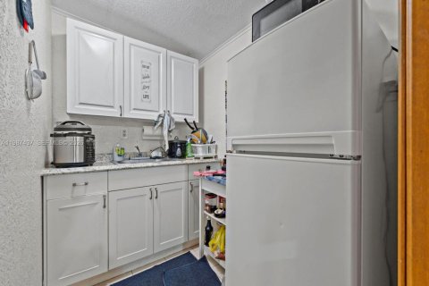 House in Hialeah, Florida 5 bedrooms, 141.49 sq.m. № 2062293 - photo 29