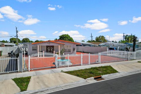 House in Hialeah, Florida 5 bedrooms, 141.49 sq.m. № 2062293
