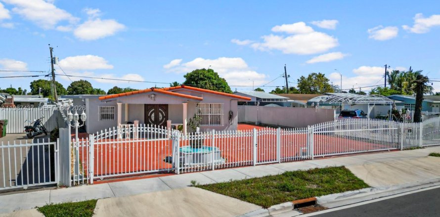 House in Hialeah, Florida 5 bedrooms, 141.49 sq.m. № 2062293
