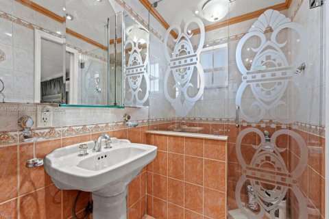 House in Hialeah, Florida 5 bedrooms, 141.49 sq.m. № 2062293 - photo 21