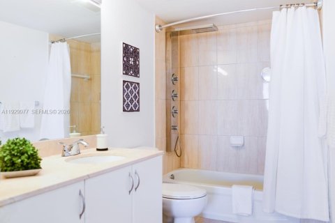 Снять в аренду кондоминиум в Майами, Флорида 2 спальни, 97.36м2, № 2088775 - фото 22