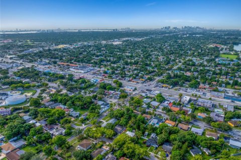 Casa en venta en North Miami, Florida, 4 dormitorios, 221.66 m2 № 1833791 - foto 16