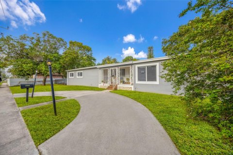 Casa en venta en North Miami, Florida, 4 dormitorios, 221.66 m2 № 1833791 - foto 1