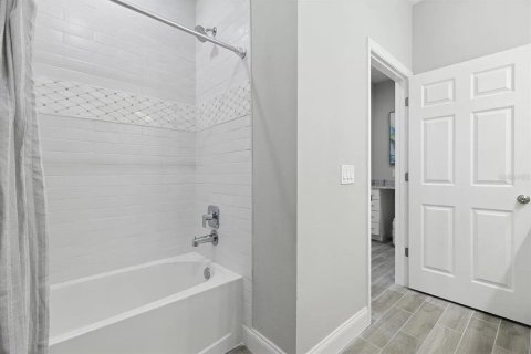 House in Palm Bay, Florida 3 bedrooms, 179.86 sq.m. № 1549445 - photo 9