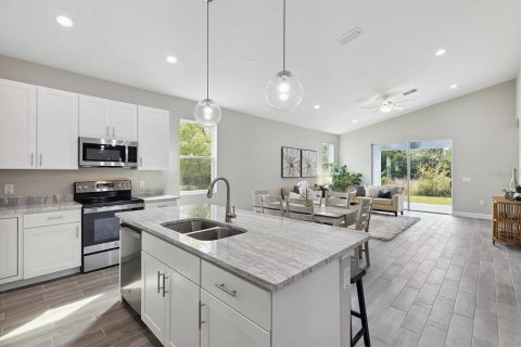 House in Palm Bay, Florida 3 bedrooms, 179.86 sq.m. № 1549445 - photo 4