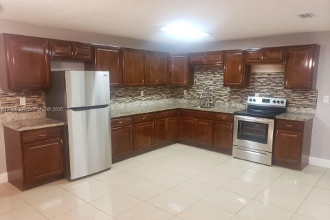 Снять в аренду виллу или дом в Санрайз, Флорида 3 спальни, 119.1м2, № 2067205 - фото 3