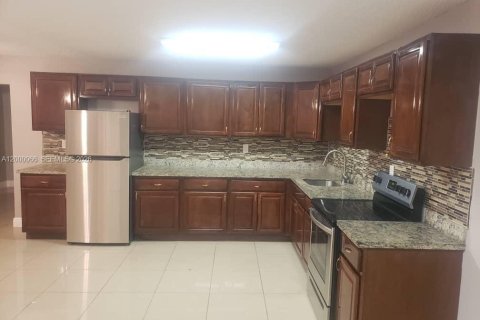 Снять в аренду виллу или дом в Санрайз, Флорида 3 спальни, 119.1м2, № 2067205 - фото 2