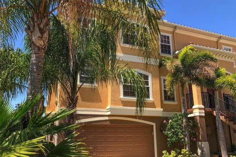 Townhouse in New Port Richey, Florida 3 bedrooms, 233.18 sq.m. № 1823044 - photo 1