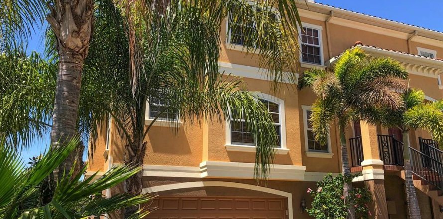 Townhouse in New Port Richey, Florida 3 bedrooms, 233.18 sq.m. № 1823044