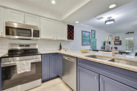 Condo in Crystal River, Florida, 2 bedrooms  № 2379145 - photo 11