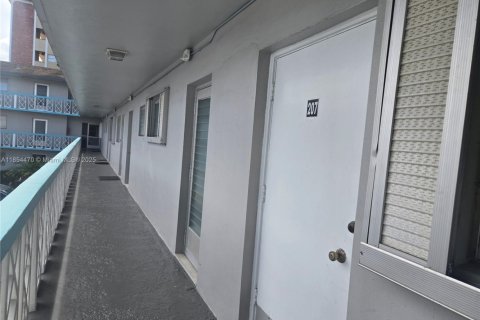 Снять в аренду кондоминиум в Дирфилд-Бич, Флорида 1 спальня, 61.32м2, № 1958716 - фото 3