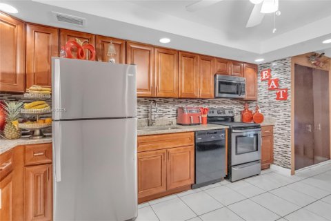 Casa en venta en Hialeah, Florida, 6 dormitorios, 197.42 m2 № 1944090 - foto 7